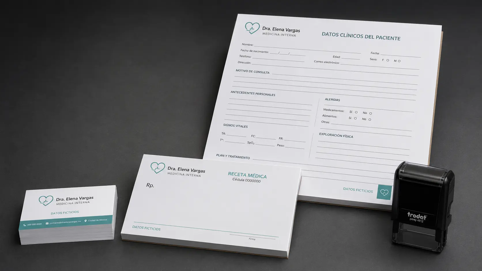 Papelería para consultorio: block clínico, recetario, tarjetas y sello, con datos ficticios